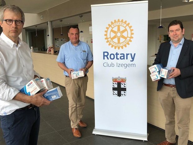 Rotary Izegem schenkt 2000 mondmaskers aan de gemeente Ledegem